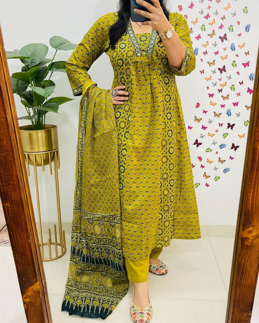 *We are here to spread some magic to your ethnic Heavy Cotton*
*Pure fine Cotton fabric Kurti with Pant with cotton Sequence work*